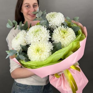 Букет с хризантемой и эвкалиптом