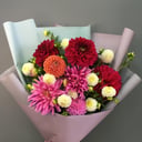 Летний букет из ярких георгинов