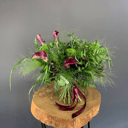 Раскидистый букет из зелени и калл