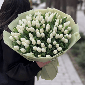 Белоснежный букет цветов из тюльпанов