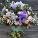 Букет «Аромат сирени» из экзотических цветов и эустом