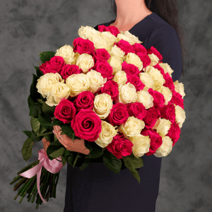 Букет из 51 белой и розовой розы 60 см