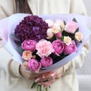 Букет с темной гортензией