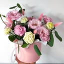 Шляпная коробка с цветами «Композиция из эустомы»