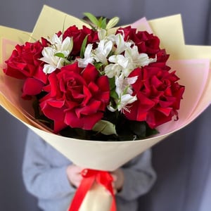 Красная роза с альстромерией в букете