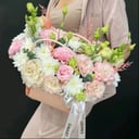 Коробка с цветами «Эустома и хризантема в сумочке»