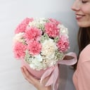 Шляпная коробка с цветами «Лесная нимфа» из гвоздик и гортензий