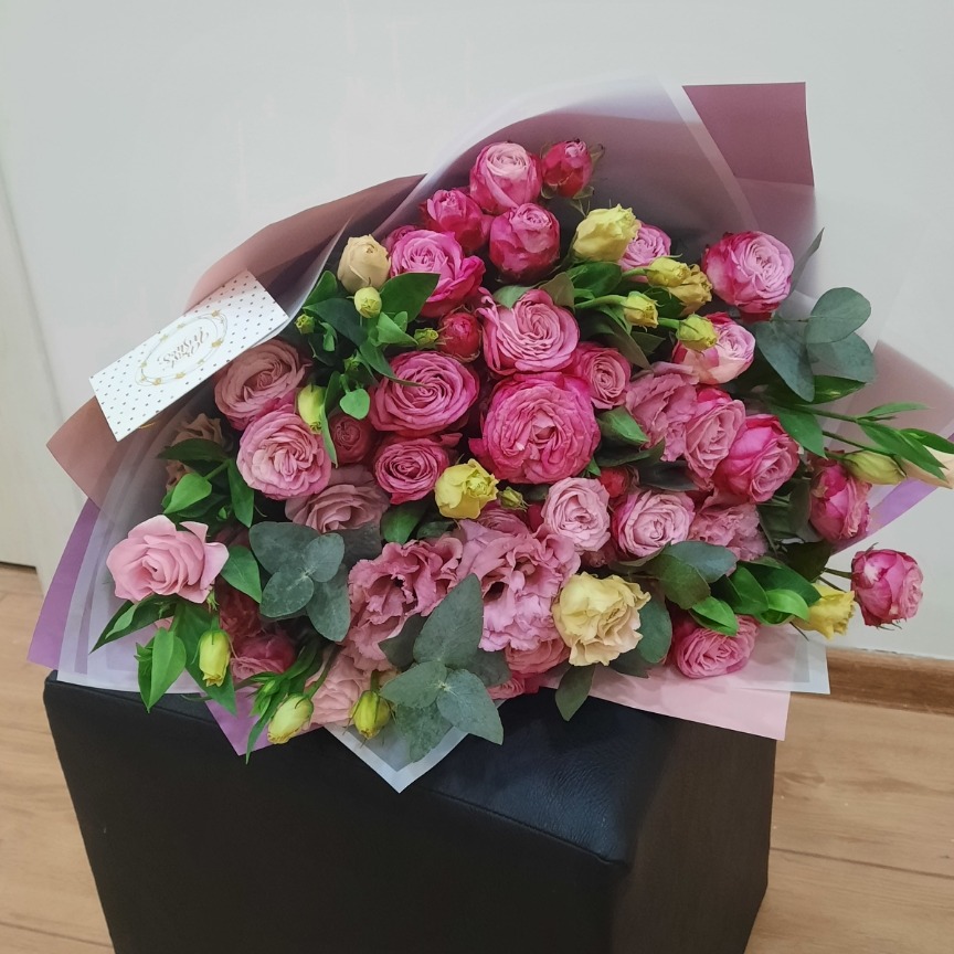 Букет из кустовых роз и лизиантуса