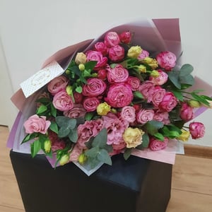 Букет из кустовых роз и лизиантуса