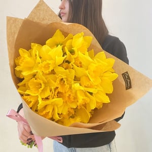 Букет «Яркие нарциссы» из экзотических цветов