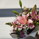 Нежно розовый букет из альстромерий и лилий