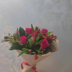 Букет «Красные розы с альстромериями и рускусом»