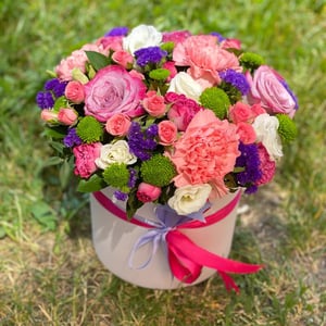 Шляпная коробка с цветами «Пичард» из роз и гвоздик