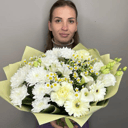 Букет «Мятная свежесть с каллами и герберами» из ромашек и эустом