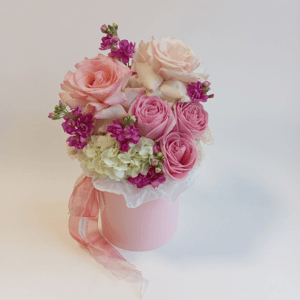 Шляпная коробка с цветами «Розовая коробочка с розами и гортензией»