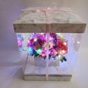 Композиция «Цветы с гирляндой в коробке Мрамор» из хризантем и альстромерий