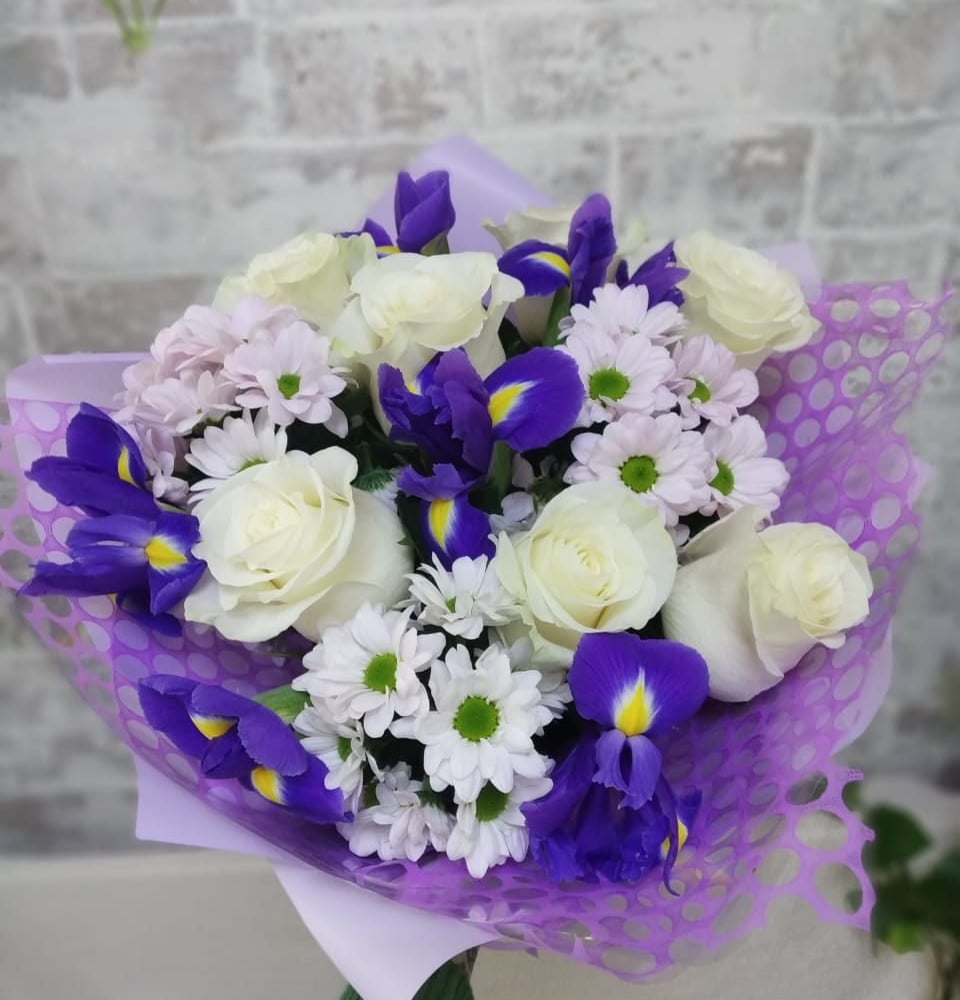 Букет «Радостное настроение» из роз и ирисов