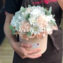 Букет в коробке из гвоздик и хризантем