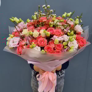Букет «Кораловый флер» из роз и эустом