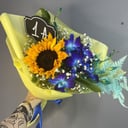 Букет «Моей отличнице» из гипсофил и подсолнухов