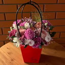 Композиция «Букет в сумочке» из гвоздик и роз