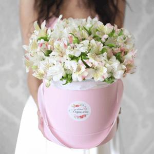 Шляпная коробка с цветами альстромерии