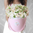 Шляпная коробка с цветами альстромерии