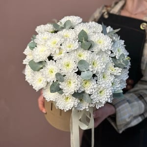 Шляпная коробка с цветами «Композиция с махровой хризантемой (245)»
