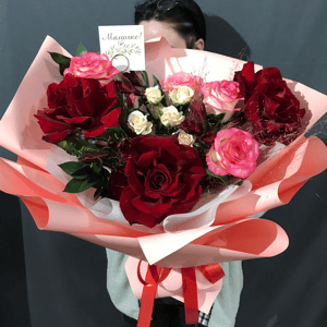 Букет для мамы из роз и альстромерий