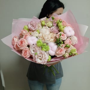 Авторский букет Зефир из эустом и роз