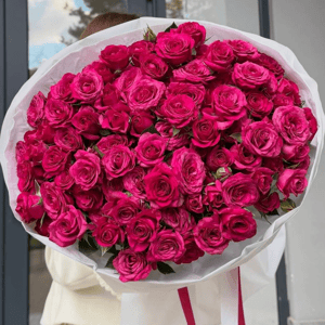 Букет кустовых роз в малиновом цвете
