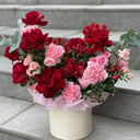 Шляпная коробка с цветами «Жар сердца» из роз и гвоздик