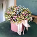 Шляпная коробка с цветами «Радуга» из гипсофил