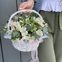 Корзина с цветами «Весеннее равновесие» из альстромерий и роз