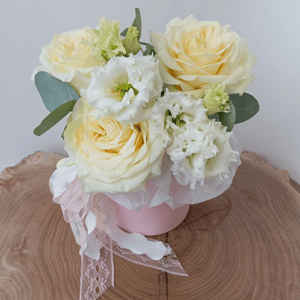 Шляпная коробка с цветами «Коробка ванильных роз»