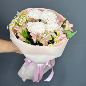 Сборный букет для мамы из ромашек и альстромерий