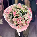 Букет «Нежный кругляш роза и гипсофила»