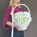 Корзина с ромашками "Ромашковое поле" из хризантем