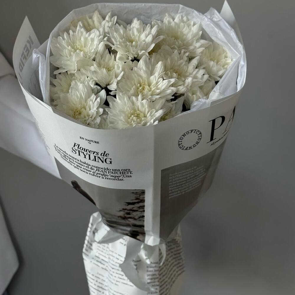 Букет из белых хризантем