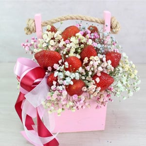 Клубника с гипсофилой в ящике