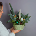 Композиция со свечой в зелено-белой гамм