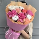 Яркий букет-комплимент из роз и гвоздик