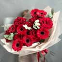 Авторский букет с красными цветами из роз и гербер