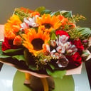 Букет «Летнее солнце» из роз и подсолнухов