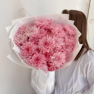 Букет розовых хризантем