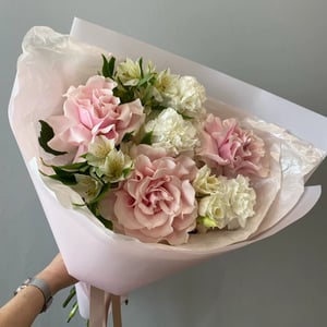 Букет «Нежный флёр» из роз и гвоздик