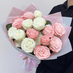 Букет из кустовых пион роз