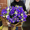 Букет «Бабочки на снегу» из ирисов и эустом