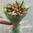 Букет из кустовой розы и альстромерии