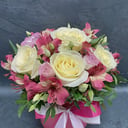 Шляпная коробка с цветами «Маленькая прелесть» из роз и эустом